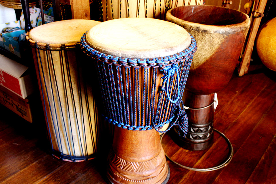 ジャンベをはじめアフリカの民族楽器を販売している「JUNJUN 